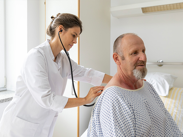 Ärztin der Fachklinik Donaustauf bei der Behandlung eines Patienten